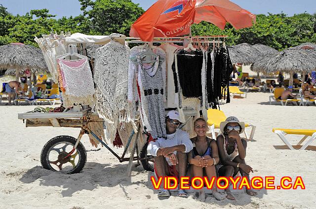 Cuba Varadero Tainos Sur la plage il y a régulièrement des Cubains en bicyclette qui vendent du linge.  Ils ne dérangent pas les clients, ils attendent que les clients demandent...