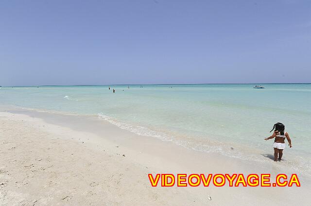 Cuba Varadero Tainos Une petite fille qui découvre la plage de l'hôtel pour la première fois.