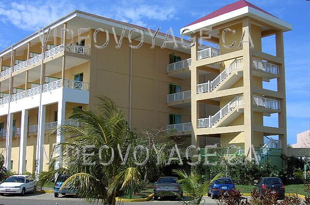 Cuba Varadero Tainos Con escaleras a los extremos del edificio principal.