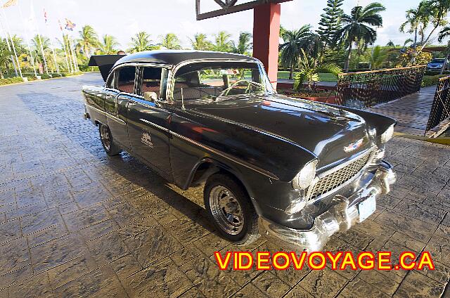 Cuba Varadero Tainos Une vieille voiture de taxi à l'entrée de l'hôtel...