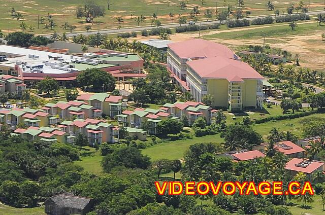 Cuba Varadero Tainos Une vue aérienne, le batiment principal à droite et les villas à gauche.