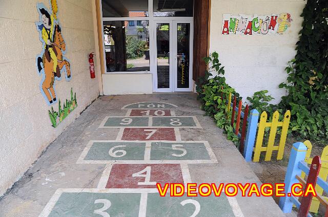 Cuba Varadero Villa Tortuga A los juegos en la entrada del club de niños.