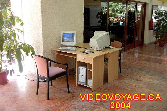 Cuba Varadero Villa Tortuga 2 ordenadores conectados a Internet en el año 2004 en el Lobby, hoy en día en una habitación acondicionada.