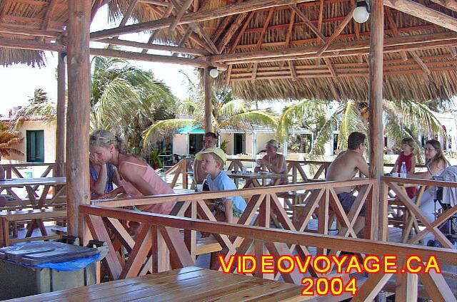 Cuba Varadero Villa Tortuga La terrasse du bar de la plage était aussi apprécié en 2004 qu'aujourd'hui.