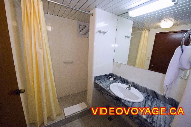 Cuba Varadero Villa Tortuga The bathroom with a shower, a large desk and a large mirror.