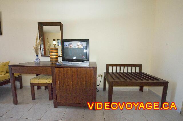 Cuba Varadero Villa Tortuga Furniture for luggage, a makeup artist with a low light source, a TV and space for the refrigerator.