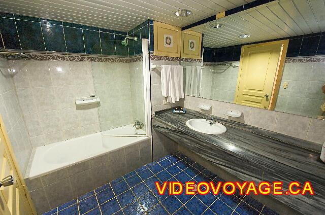 Cuba Varadero Villa Tortuga The bathroom with a bath / shower, a large desk, ...