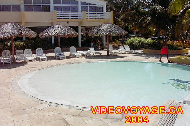 Cuba Varadero Villa Tortuga Avec des chaises longues et des palapas près de la piscine des enfants en 2004.