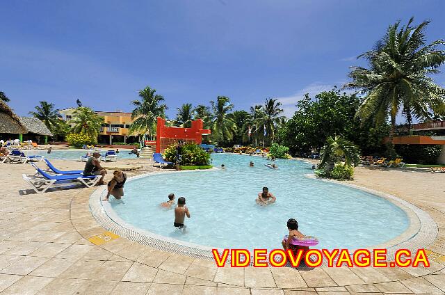 Cuba Varadero Villa Tortuga Une grande terrasse autour de la piscine. A gauche le bar de la piscine.