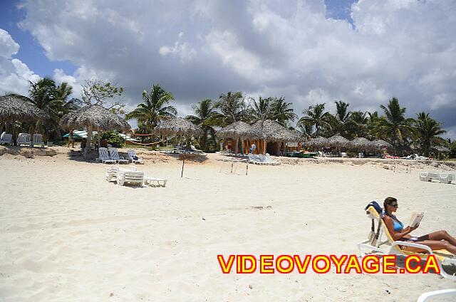 Cuba Varadero Villa Tortuga Cette bosse continue jusqu'a la fin du site.  Certaines personnes approche leurs chaises longues sur le bord de la mer, trouvant la plage très profonde.