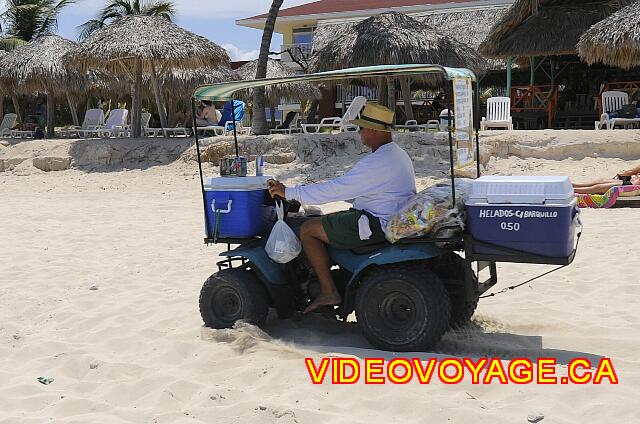 Cuba Varadero Villa Tortuga Un cubano que vende golosinas en la playa.