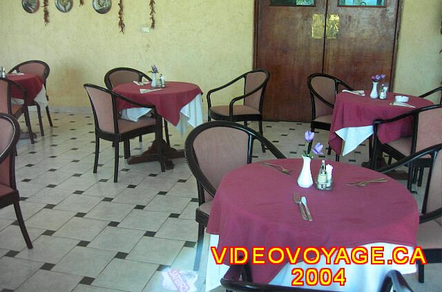 Cuba Varadero Villa Tortuga Une salle à manger simple.