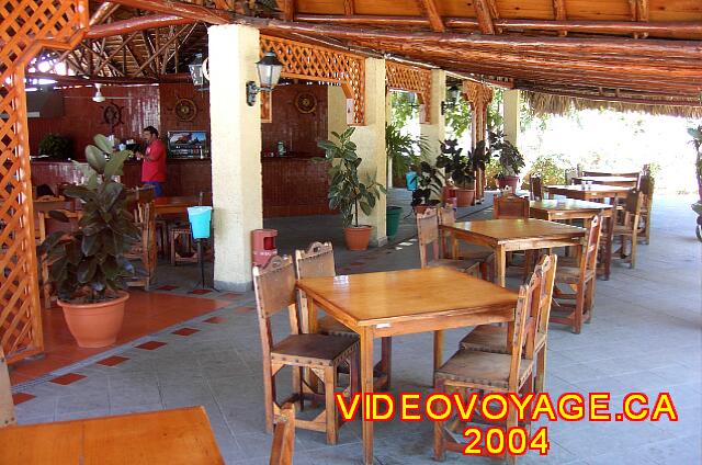 Cuba Varadero Villa Tortuga Le snack bar Las Palmas en 2004 avec les tables...