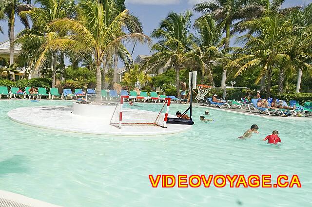 Cuba Varadero Melia Peninsula Varadero Metas Waterpolo y canasta de baloncesto en la piscina principal.