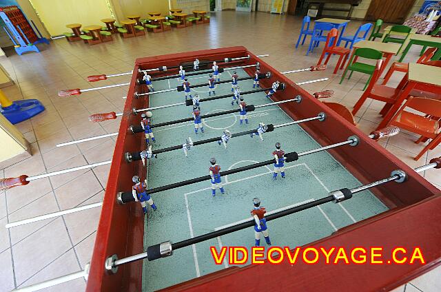 Cuba Varadero Melia Peninsula Varadero A los juegos de mesa de fútbol en el club infantil.
