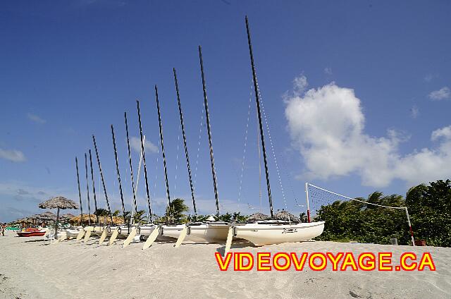 Cuba Varadero Melia Peninsula Varadero Les voiliers et catamaran sur la plage.  A droite un filet de volleyball sur la plage.