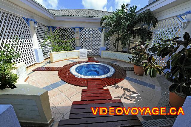 Cuba Varadero Melia Peninsula Varadero Un jacuzzi en el centro, salas de masajes de todo.