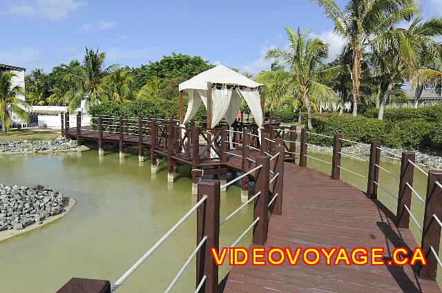 Cuba Varadero Melia Peninsula Varadero En un paseo marítimo, un gazebo para bodas.