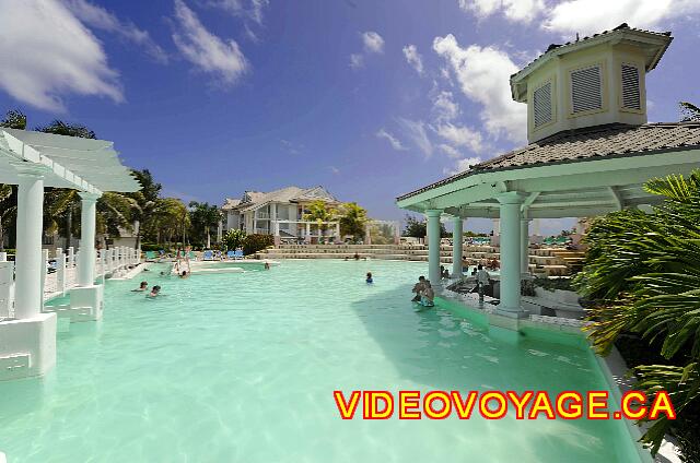 Cuba Varadero Melia Peninsula Varadero Con varios escaños en la piscina.