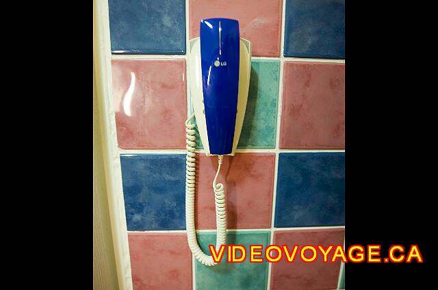 Cuba Varadero Melia Peninsula Varadero Un téléphone dans la chambre de bain.