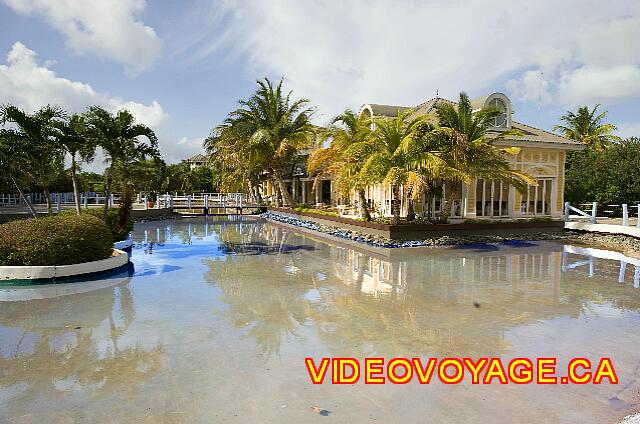 Cuba Varadero Melia Peninsula Varadero Un estanque artificial frente a los restaurantes a la carta.