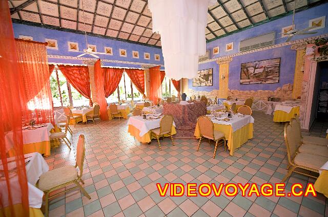 Cuba Varadero Melia Peninsula Varadero El interior del restaurante de tamaño mediano.