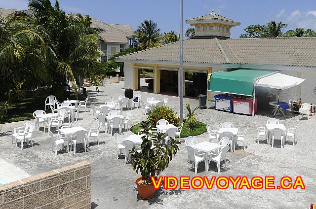 Cuba Varadero Melia Peninsula Varadero En el mini club junto a la piscina, un pequeño bar.