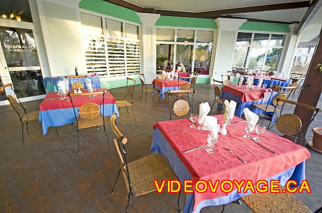 Cuba Varadero Melia Peninsula Varadero Quelques tables sur la terrasse extérieur.
