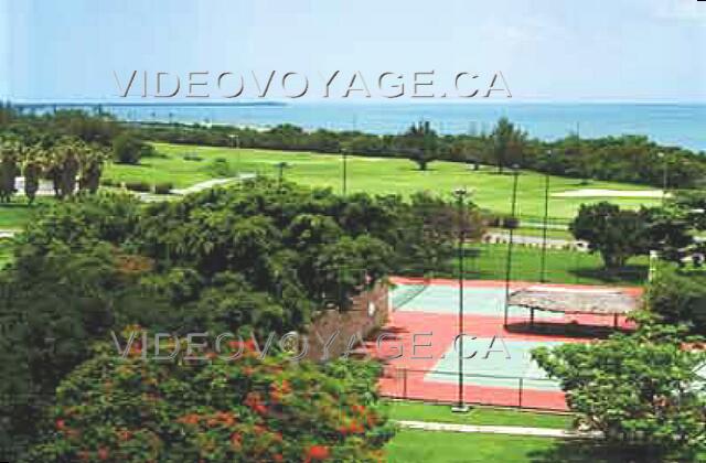 Cuba Varadero Tuxpan Deux terrains de tennis à l'avant de l'hôtel. Au fond, le terrain de golf.