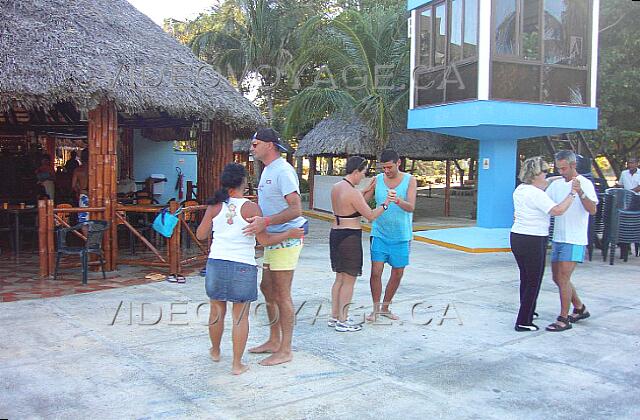 Cuba Varadero Tuxpan Un cours de danse sur la terrasse.  Un cours de salsa style international et non cubaine!