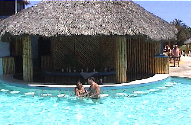 Cuba Varadero Tuxpan Le bar de la piscine. Un endroit agréable le jour, surtout lorsque la chaleur est accablante.