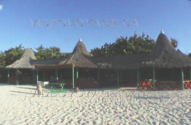 Cuba Varadero Tuxpan Le bar de la plage Delfin. Au millieu le bar et de chaque coté des tables.