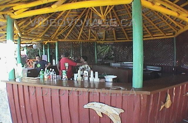 Cuba Varadero Tuxpan Le bar de la plage Delfin. Le bar est aussi un snack-bar.