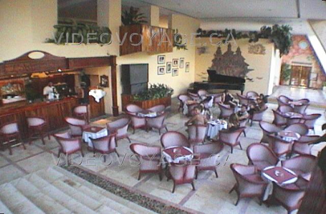 Cuba Varadero Tuxpan Le lobby bar est près du restaurant Buffet Crital qui se trouve à la droite de la photographie.