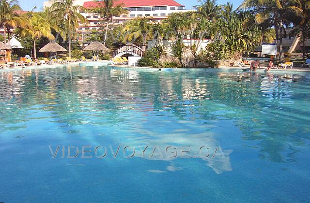 Cuba Varadero Tuxpan La piscine est assez grande pour la capacité de l'hôtel. Des aménagements paysagé entours la piscine.