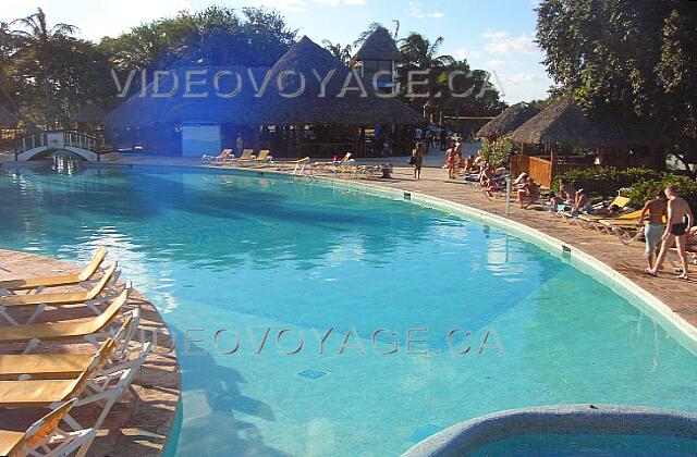 Cuba Varadero Tuxpan La piscine possède des formes variés et offre ainsi des secteurs animés et d'autres tranquilles.