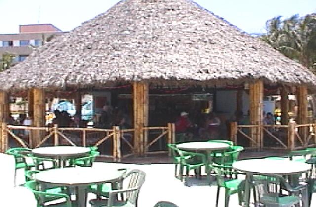 Cuba Varadero Tuxpan Le bar de la piscine est aussi un snack bar.