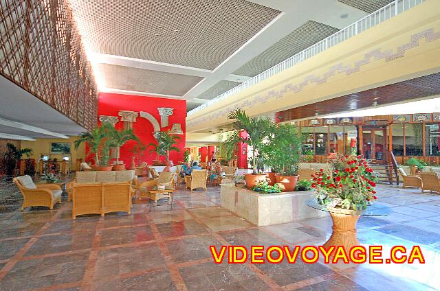 Cuba Varadero Tuxpan Un Lobby assez vaste, une passerelle suspendue qui passe dans le Hall de l'hôtel.