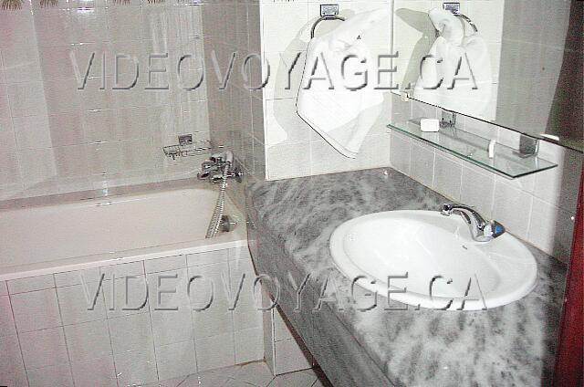 Cuba Varadero Hotel Acuazul La salle de bain avec un bain douche.