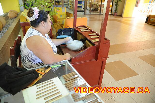 Cuba Varadero Hotel Villa Cuba Antes de que la tienda (la tienda), una señora que hace los cigarros de acuerdo a sus deseos ... Esta tienda cerca del bar del vestíbulo, vende cigarrillos, bebidas, alimentos, ... La otra tienda en la entrada del hotel vende en lugar de lavandería y recuerdos.