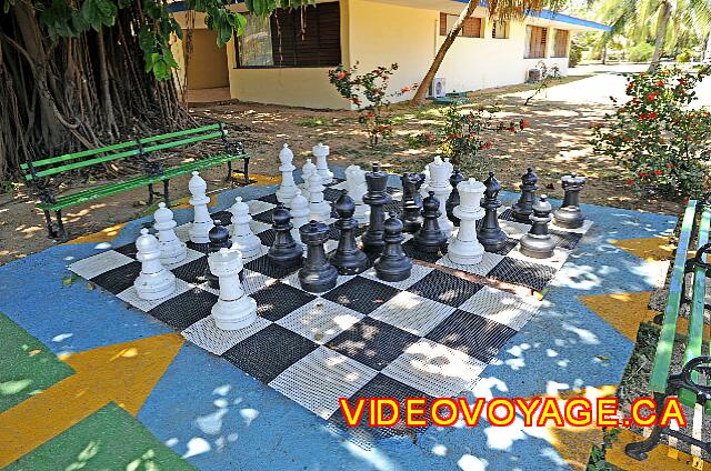Cuba Varadero Hotel Villa Cuba Un juego de ajedrez gigante al pie del gran árbol de la villa 3350.
