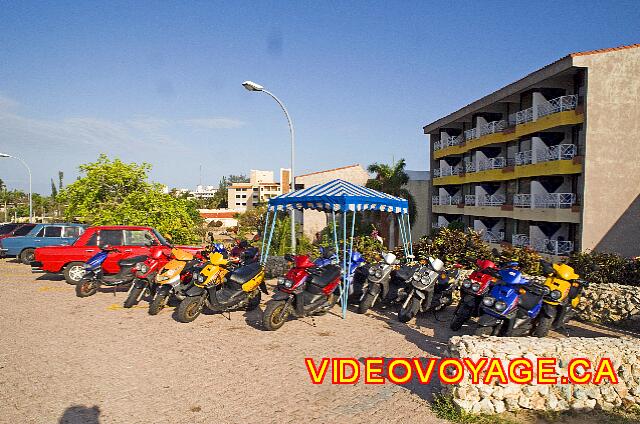 Cuba Varadero Hotel Villa Cuba En la entrada del hotel se pueden alquilar pequeña motocicleta.