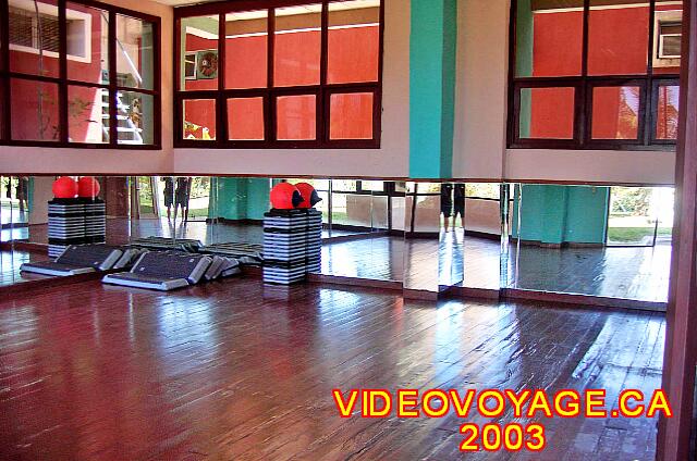 Cuba Varadero Hotel Villa Cuba Una habitación con un piso de madera para bailar o STEP.