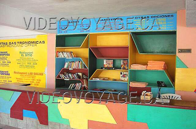 Cuba Varadero Hotel Villa Cuba La casa club en 2003 con el horario de bares y restaurantes de la izquierda.