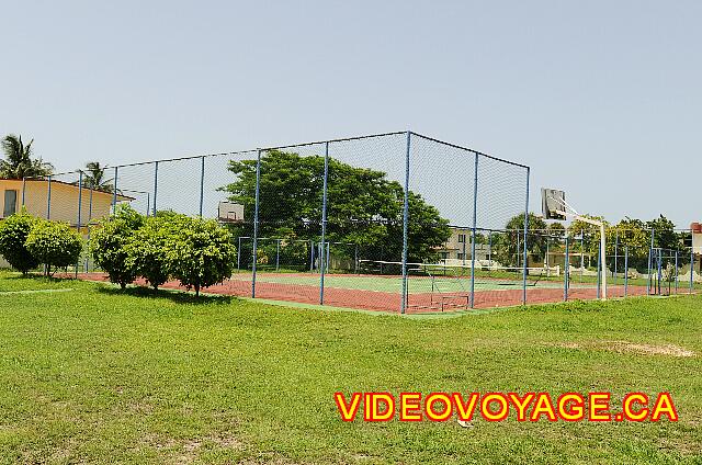 Cuba Varadero Hotel Villa Cuba Un terrain de volleyball et de tennis entre les villas.