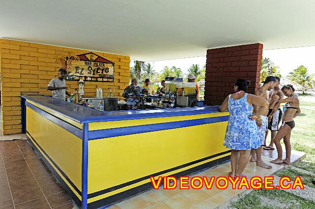 Cuba Varadero Hotel Villa Cuba Un bar offrant de nombreuses boissons locales.