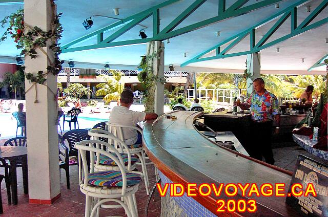 Cuba Varadero Hotel Villa Cuba Le bar de la piscine était ouvert tard dans la nuit à l'époque.  C'était le centre de la fête...