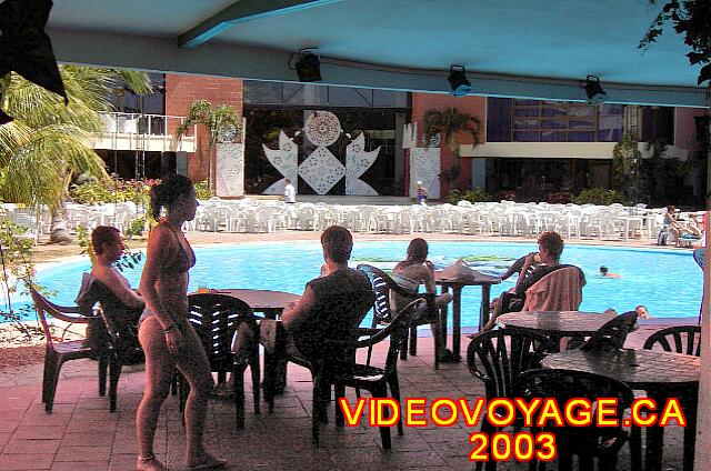 Cuba Varadero Hotel Villa Cuba Avant comme aujourd'hui, le bar de la piscine est endroit toujours animé le jour comme le soir.