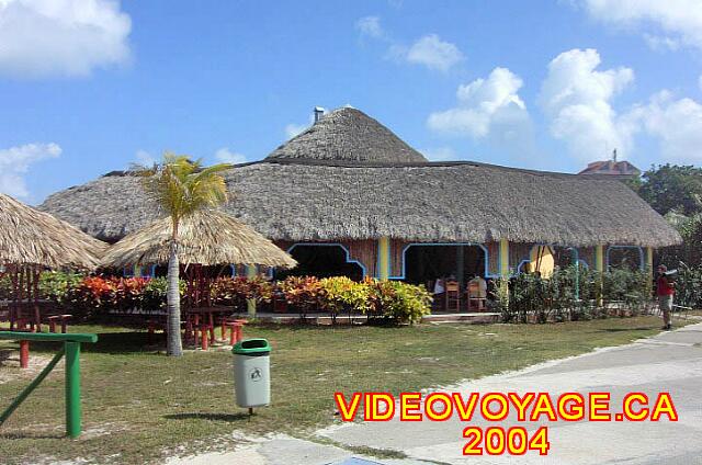 Cuba Varadero Hotel Villa Cuba Le bar de la plage en 2004 était différent d'aujourd'hui.  Le bar a été détruit par un feu, puis reconstruit en 2008 lors des rénovations de l'hôtel.