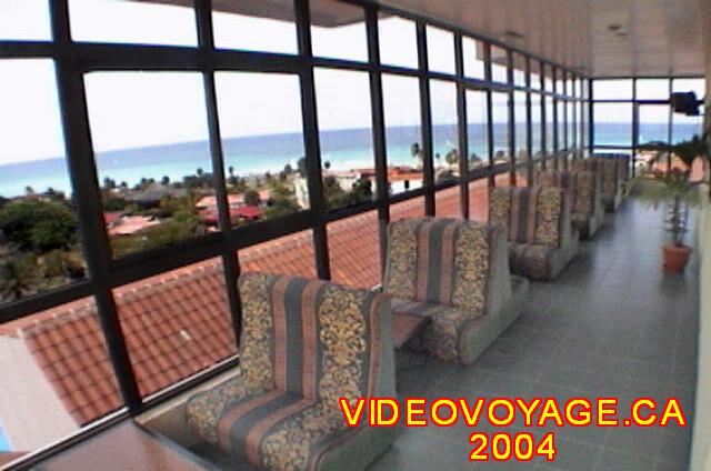 Cuba Varadero Hotel Villa Cuba Con los asientos junto a las ventanas de una hermosa vista del mar.